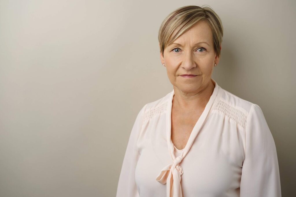 Η γυναίκα δείχνει το αποτέλεσμα μιας ασφαλούς αφαίρεση καλοηθών όγκων με προστασία των ιστών.