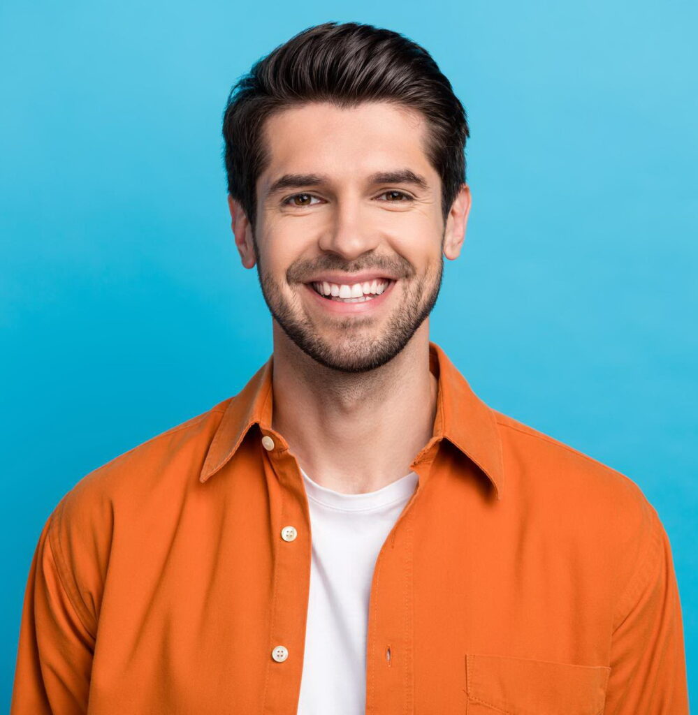 Ο άντρας δείχνει ένα φυσικό χαμόγελο μετά την επιτυχημένη ενδοδοντική θεραπεία.