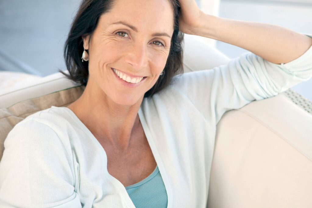 Η γυναίκα δείχνει άνεση και σταθερότητα με τις εξατομικευμένες ολικές οδοντοστοιχίες.