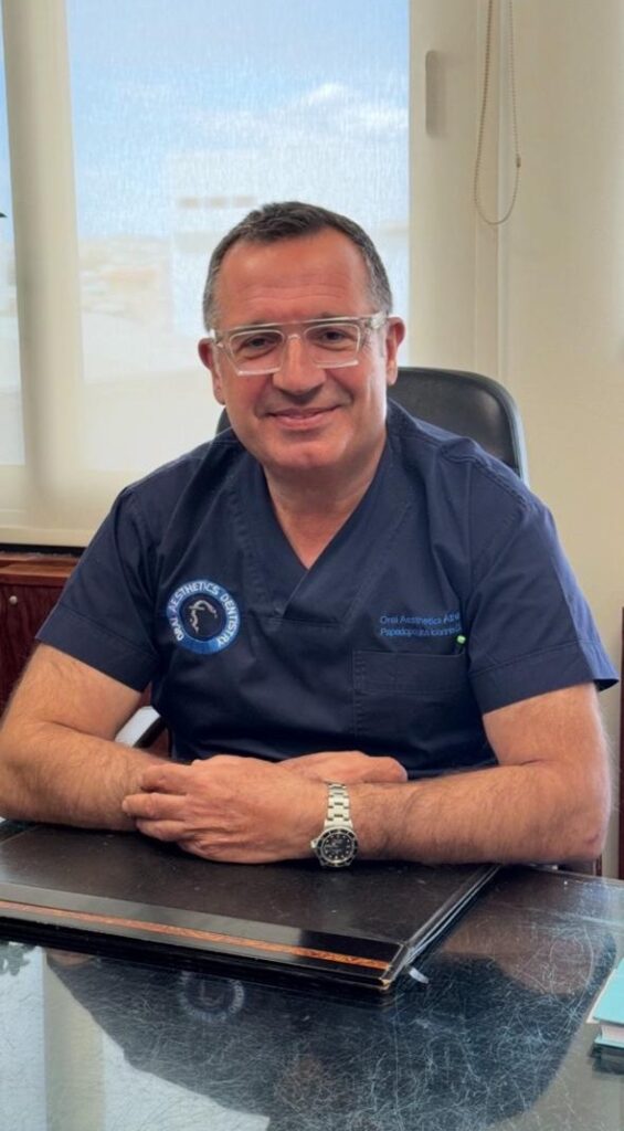 Ο γιατρός της κλινικής Oral Aesthetics, προσφέροντας εξειδικευμένες υπηρεσίες για εμφυτεύματα & αισθητική οδοντιατρική στην Αθήνα.