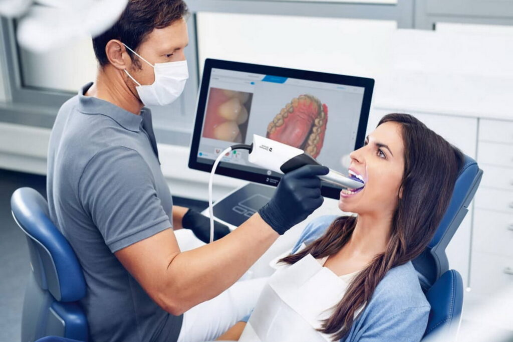 Ο γιατρός ελέγχει τα ούλα της ασθενούς για διάγνωση ουλίτιδας με σύγχρονες τεχνικές.